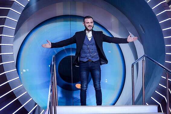 אסיף בכניסה לבית "האח הגדול" // צילום: אורן בן חקון